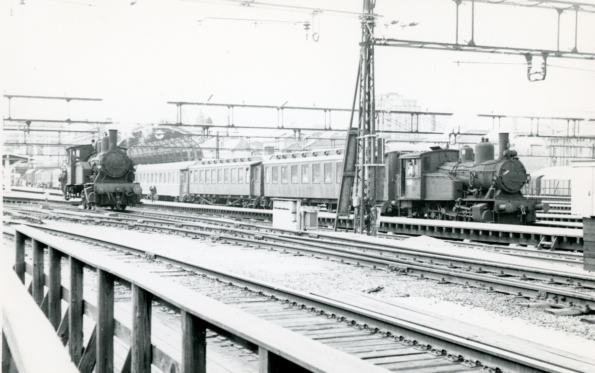 To damplokomotiver type 23b i skiftetjeneste på Oslo Østbanestasjon