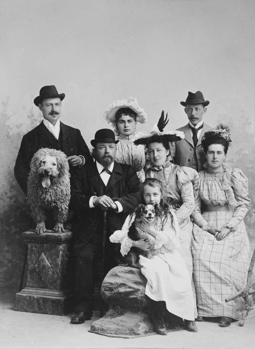 Christian Thams, hans kone Eléonore og deres datter Bébé (Emily Ida Eléonore). De andre ukjente.