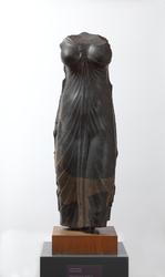 Kvinne fremstilt som Isis [Skulptur]