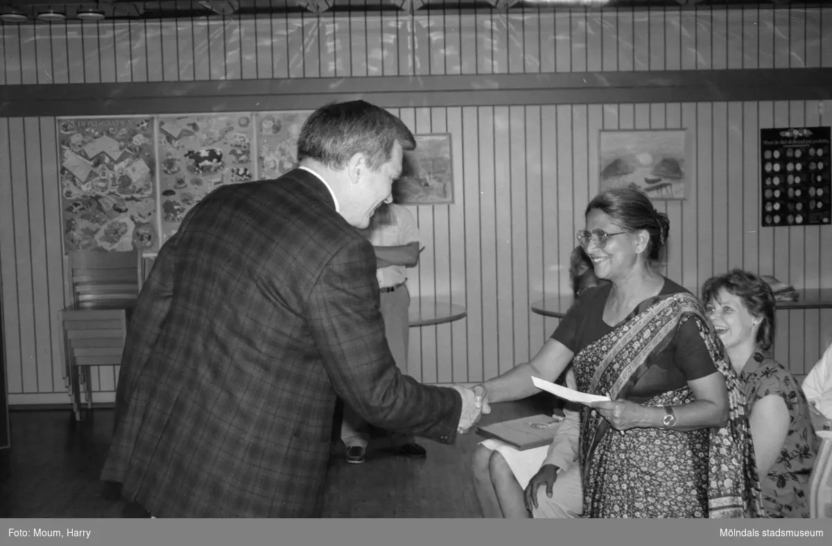 Indiskt besök på Ekenskolan, Kållered, år 1985.

För mer information om bilden se under tilläggsinformation.