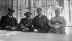 Fotoarkivet etter Gunnar Knudsen. Ytterst til venstre er Eri