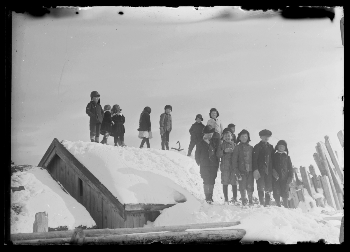 Barn på et snødekt tak i Hamningberg
