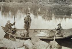 Laksefiske i Jakobselv, tre men i en elvebåt, fra venstre: A