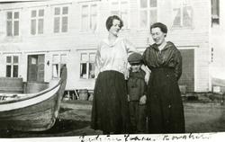 Rørvik - foran Hotell Trudvang, Gudrun, Johan, Borghild Inde