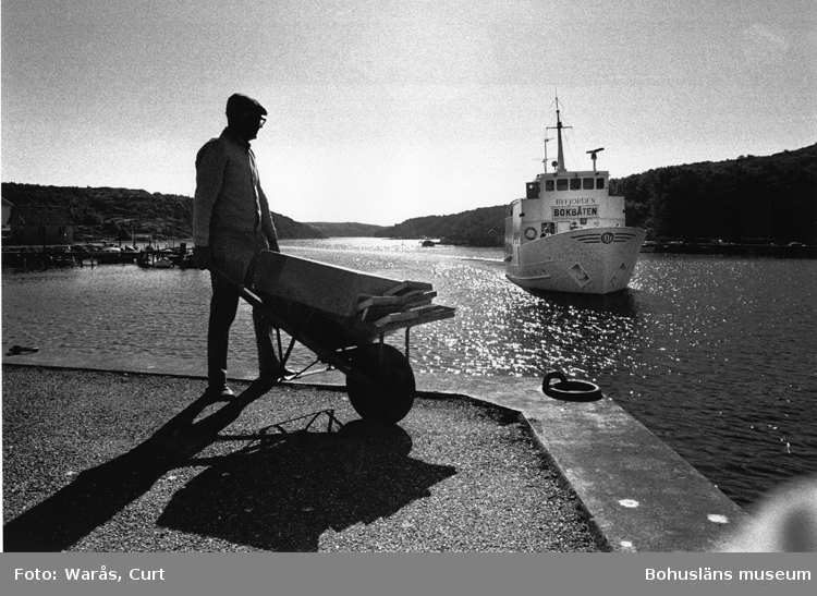 Bokbåten anländer till Hamburgsund, september 1971