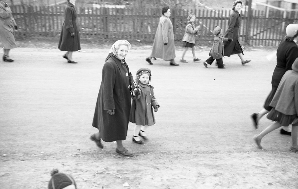 Feiring av 17. mai 1954 på Andenes, Olga Lind Hansen med barnebarn.