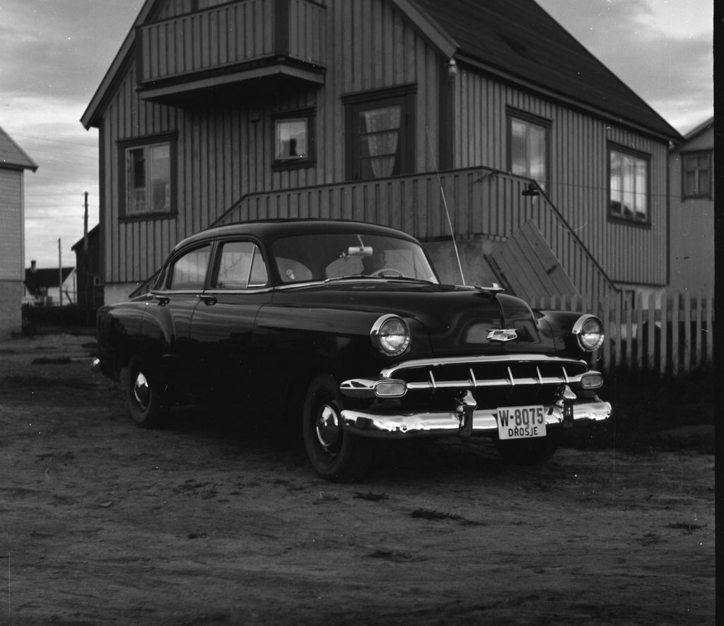 Brødrene Rydningens nye drosje,  Chevrolet 1954 Huset bak tilhørte Oskar Rydningen.