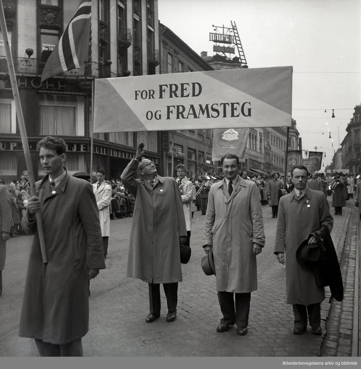 1. mai 1950, fra v.: Utenriksminister Halvard Lange, Olaf Karling, Norsk Sjømannsforbund og ordfører Halvdan Stokke i demonstrasjonstoget. Parole: For fred og framsteg.