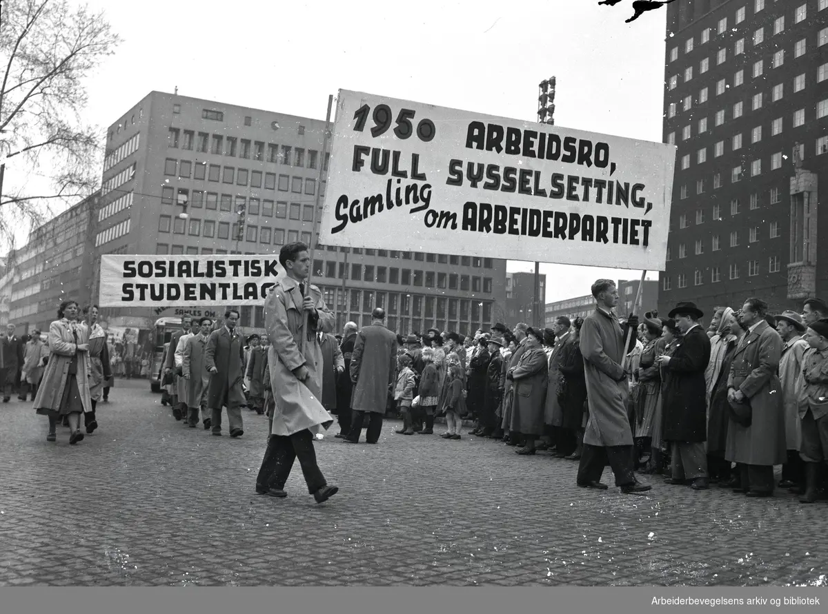 1. mai 1950, demonstrasjonstoget. Parole: Arbeidsro, sysselsetting. 1950 full samling om Arbeiderpartiet.Sosialistisk studentlag.