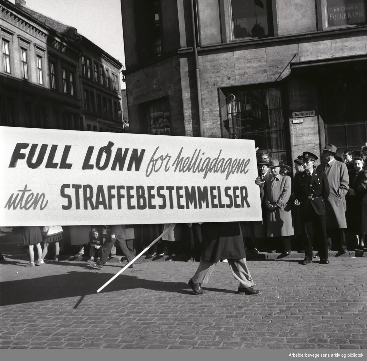 1. mai 1956, demonstrasjonstoget på Youngstorget. Parole: Full lønn for helligdagene uten straffebestemmelser.