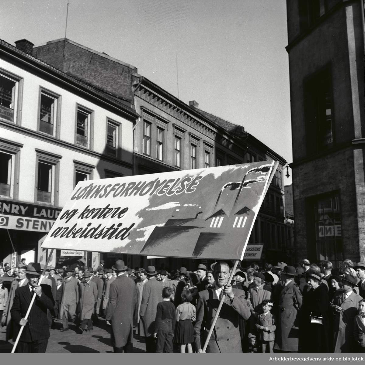1. mai 1956, demonstrasjonstoget på Youngstorget. Parole: Lønnsforhøyelse og kortere arbeidstid.