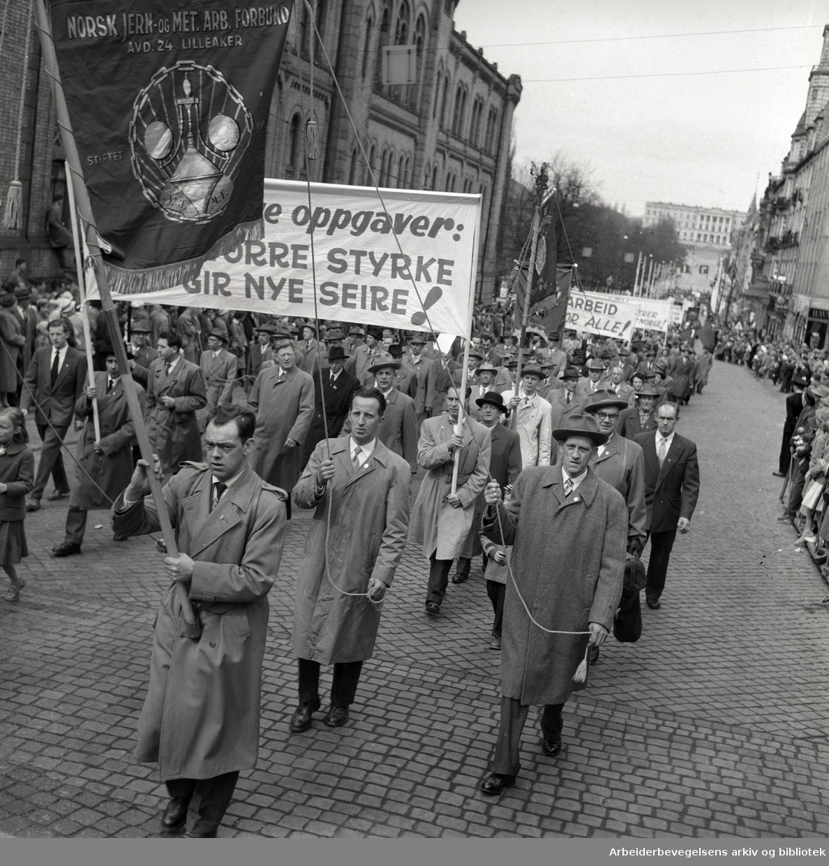 1. mai 1959 i Oslo.Karl Johans gate..Demonstrasjonstoget..Fane: Norsk Jern og Metallarbeiderforbund.....