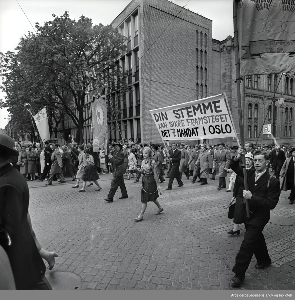 1. mai 1961 i Oslo.Demonstrasjonstoget på Karl Johans gate..Parole: Din stemme kan sikre framsteget.det 7. mandat i Oslo