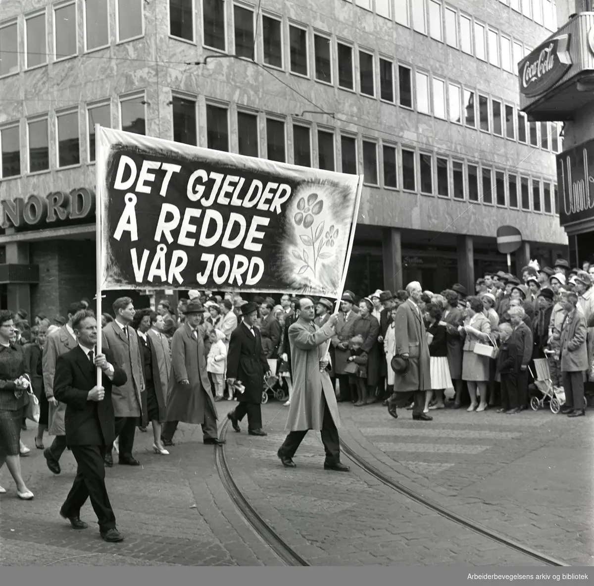 1. mai 1961 i Oslo.Demonstrasjonstoget på Karl Johans gate..Parole: Det gjelder å redde vår jord..
