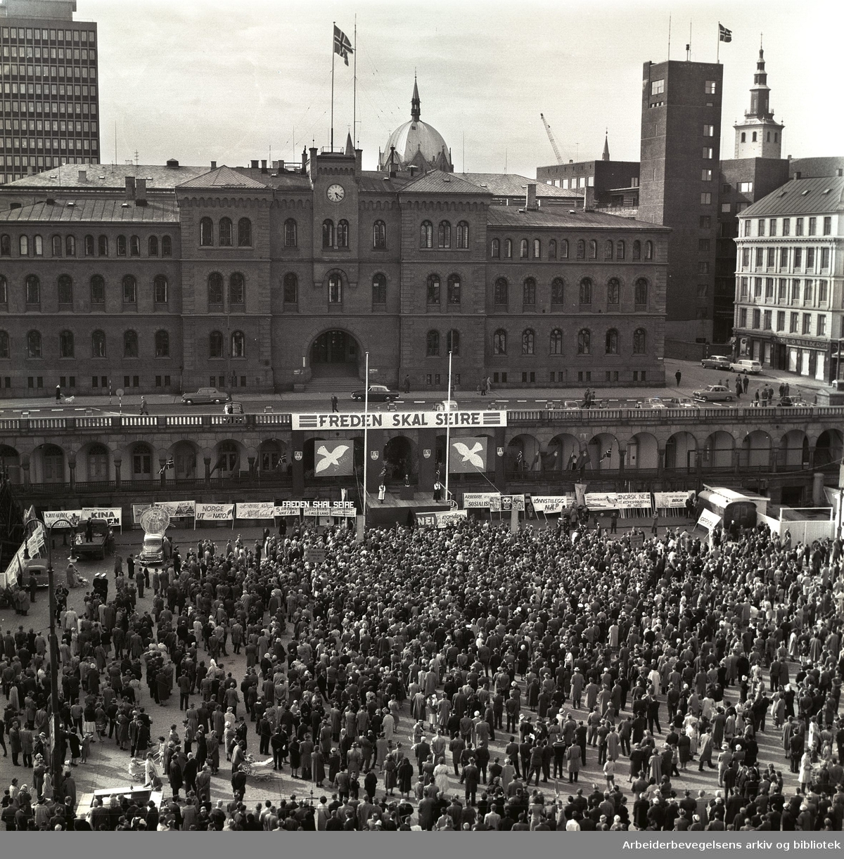 1. mai 1961, kommunistpartiets møte på Youngstorget. Parole: Freden skal seire.