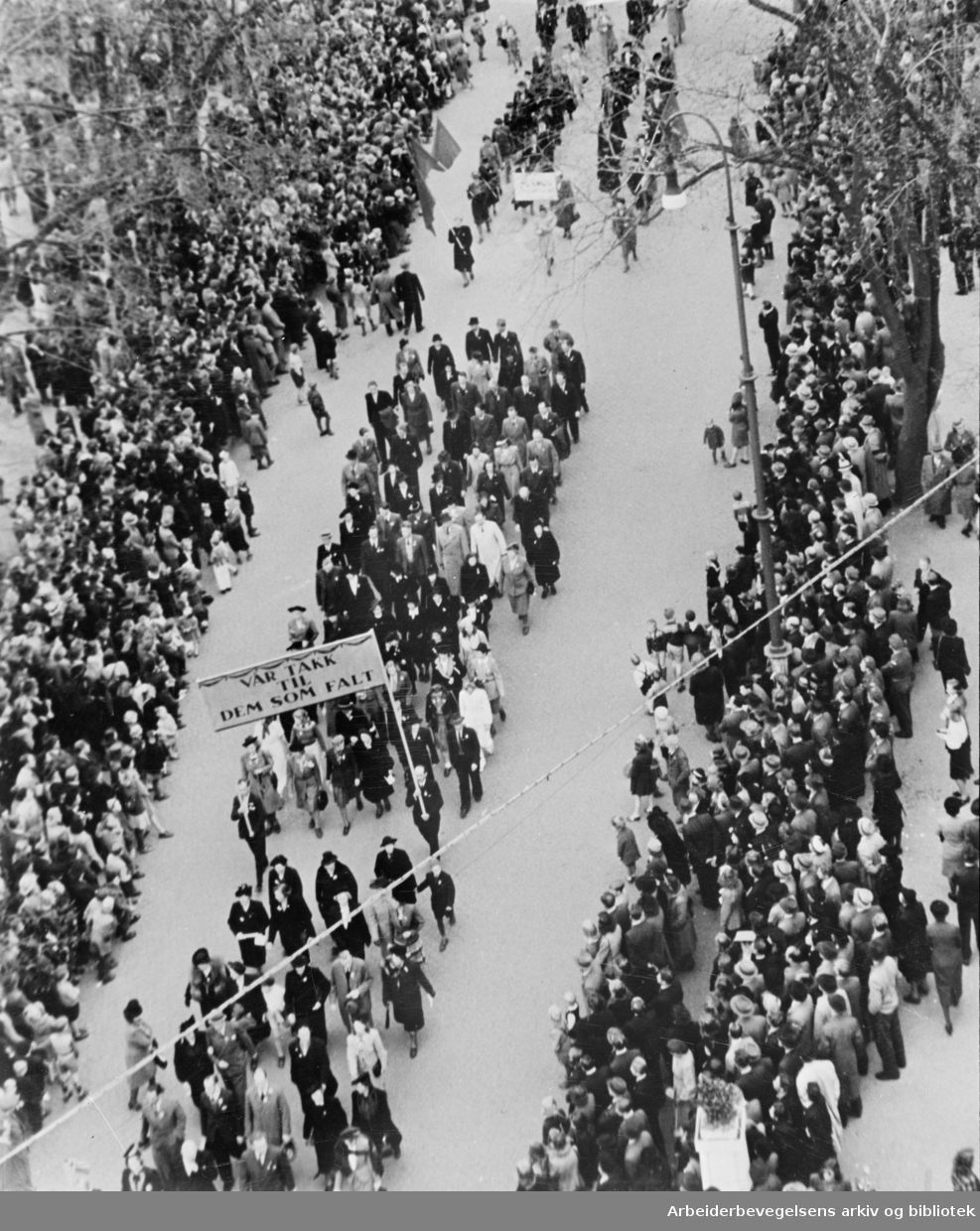 1. mai i Oslo.1946.Demonstrasjonstoget på vei Karl Johans gate..Parole: Vår takk til dem som falt..