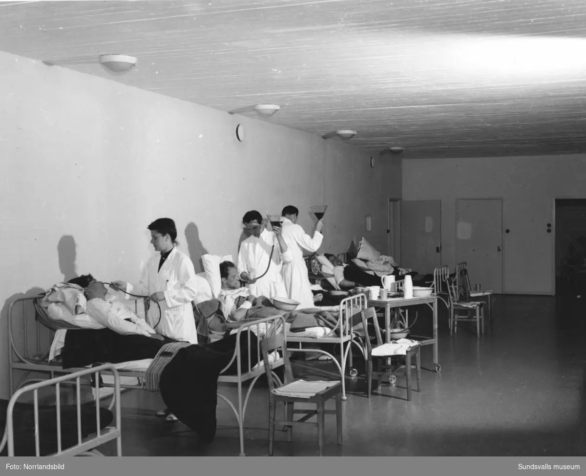 Bilder från Sidsjöns sjukhus. Insulinbehandling i sjuksalen, verksamhet i träslöjdverkstaden samt intagningssamtal med läkaren.