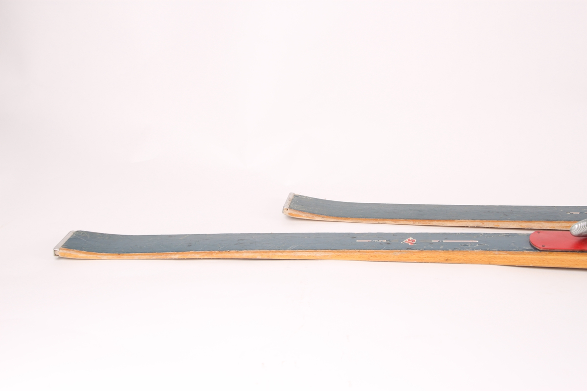 Treski for barn med metallkant nederst på bakski. Skiene er utstyrt med Gresshoppa junior-bindinger i Kandahar-modell.