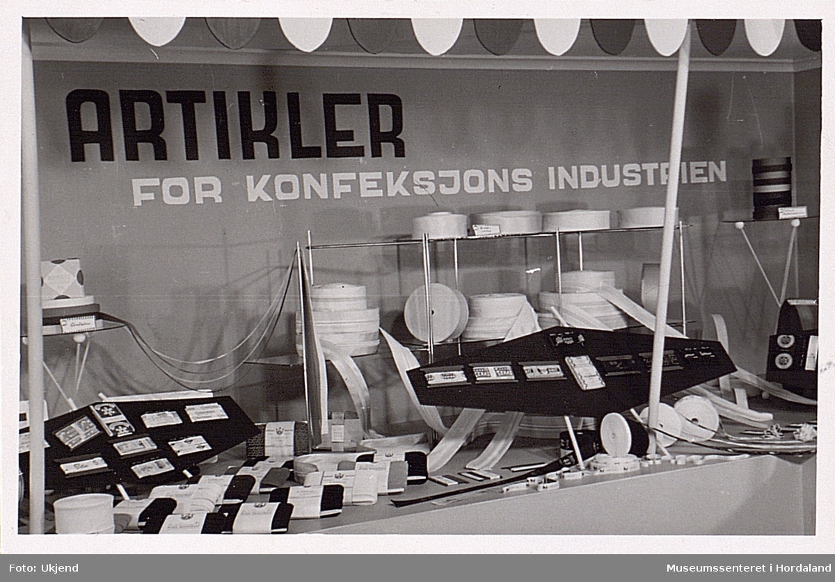 Utstilling av produkt frå Trengereid Fabrikker, 1956.