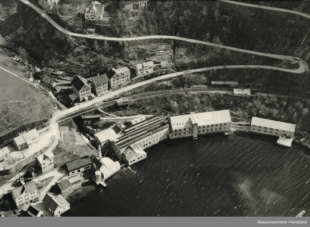 Luftfoto av fabrikkbygget til Trengereid Fabrikker på Trengereid, Bergen.