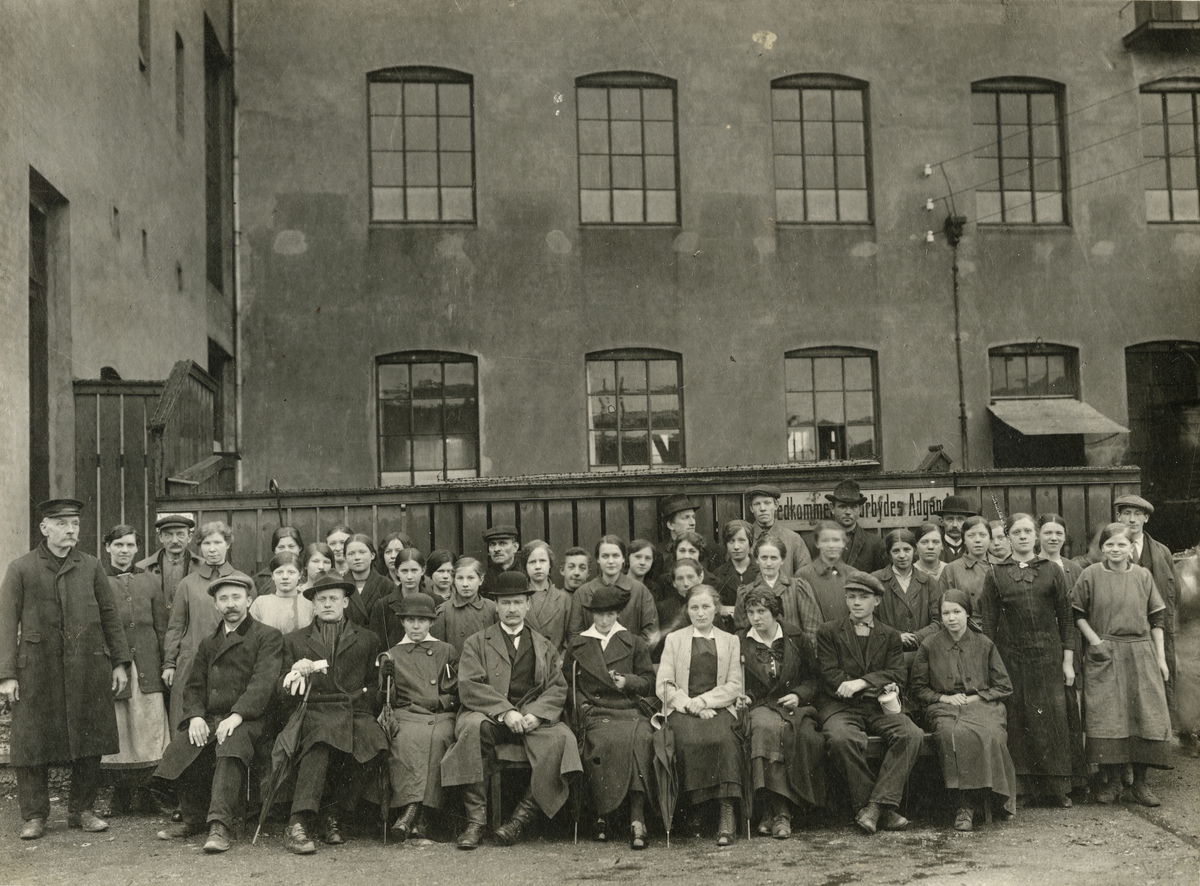 Arbeidarar og funksjonærar ved Trengereid Fabrikker, avd. Solheim, januar 1916.