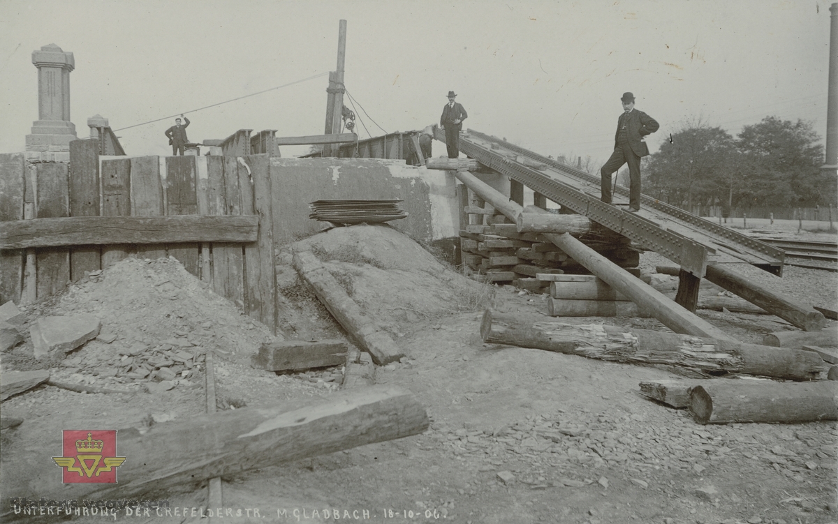 Album fra 1903-1908. Befaring under  bygging av   stålkonstruksjon for bæring  av jernbaneundergang. Krefelder Strs. i  Mönchengladbach 18.10.1906.