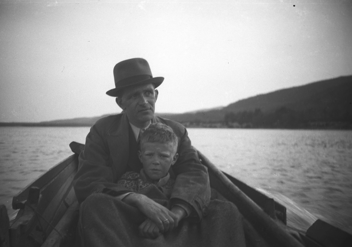 Leif Hauge og sønnen Tor fotografert i en elvebåt på Tana-elva.