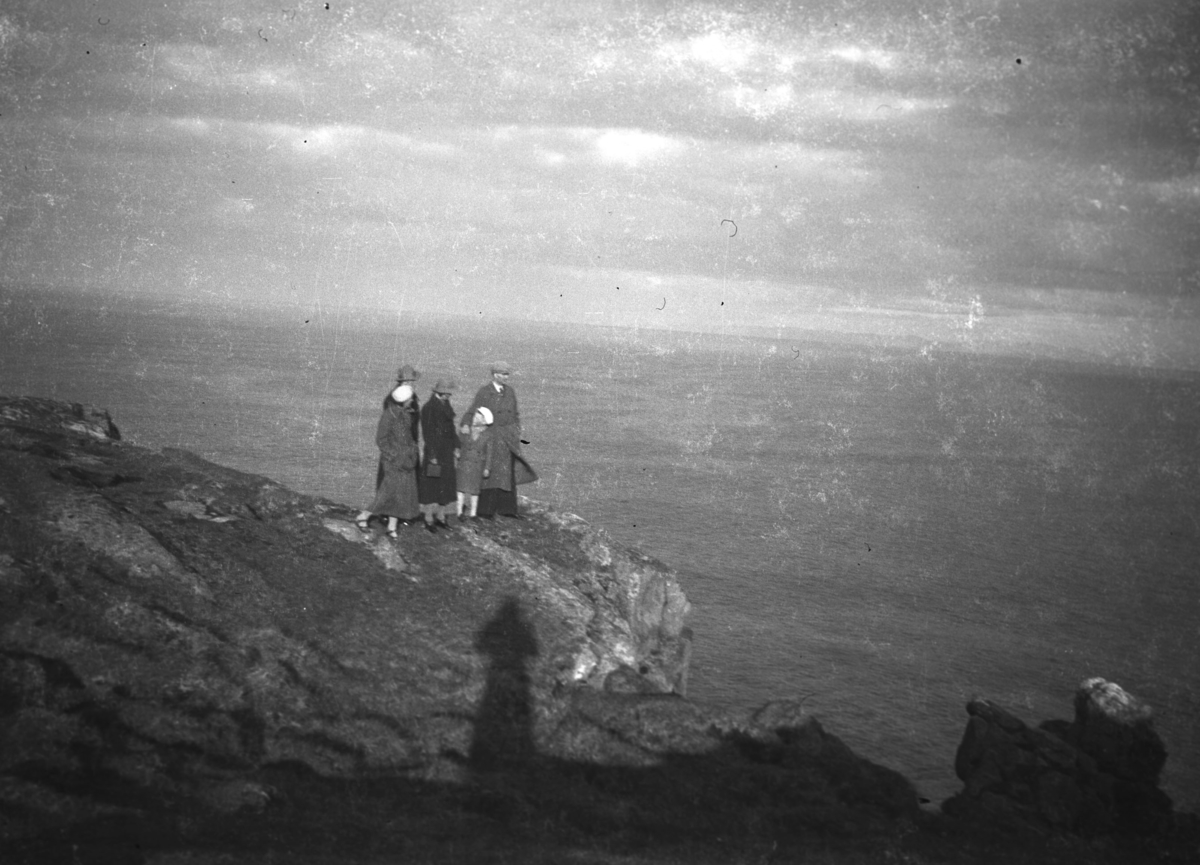 Leif Hauge og sønnen Tor med noen av de besøkende fra Bergen på fuglefjellet på Ekkerøy. Leif står ytterst til høyre med Tor rett ved siden av.