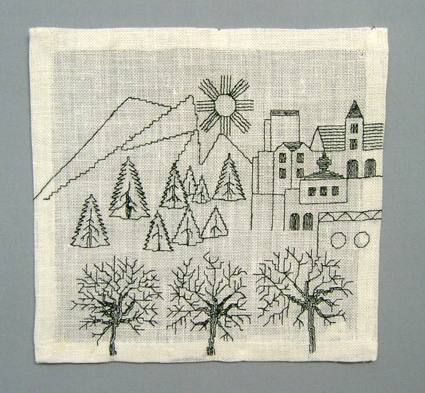 Väggprydnad FJÄLLSOL i form av broderad bild på vitt linne. Bilden föreställer konturer av en stad samt träd och fjäll med en sol ovanför. Broderat med svart lingarn i dubbla förstygn.