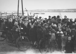 8. mai 1945 i Vadsø. En gruppe barn og voksne. De har pynta 