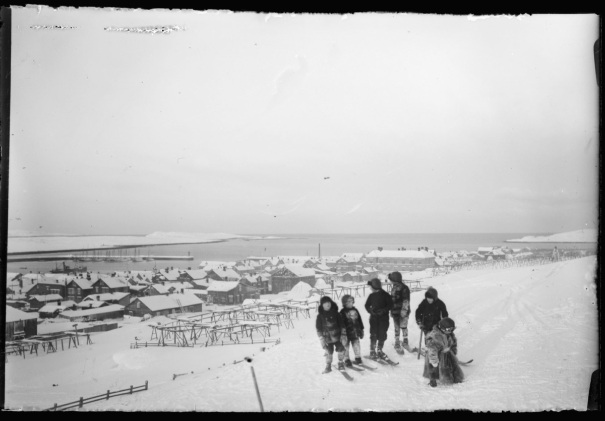 Vinter i Vardø. Barn på ski.