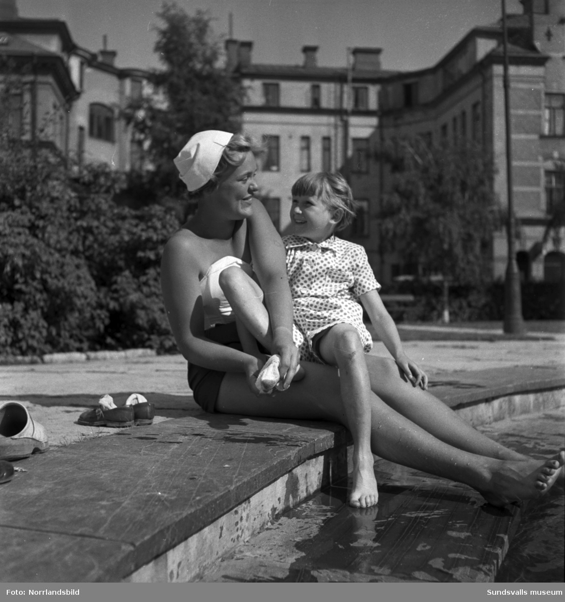 Vattenlek för barnen en varm sommardag 1954 i parken Hedern, i centrala Sundsvall.