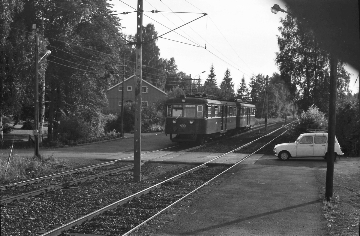 Egne Hjem stasjon på Kolsåsbanen med C-tog. Vogn 409. Oslo Sporveier.