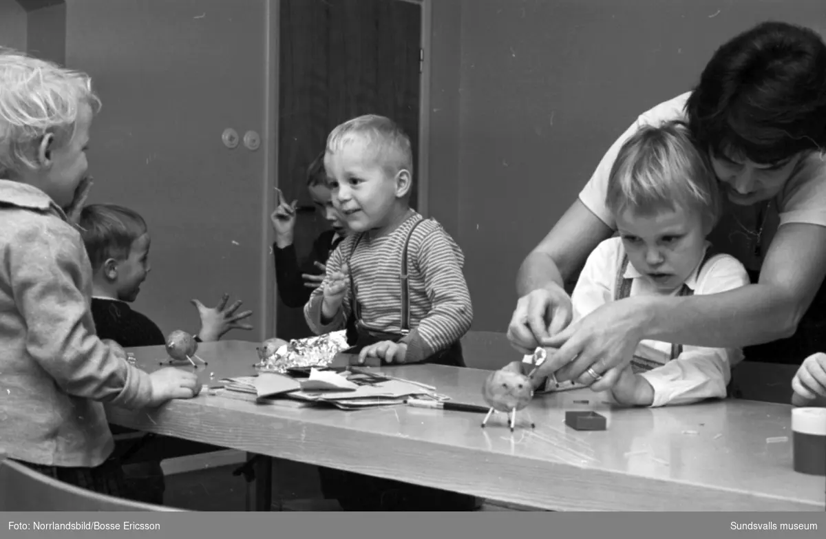 En grupp bilder från verksamheten på lekskolan i Granlo till ett reportage i Dagens Nyheter.