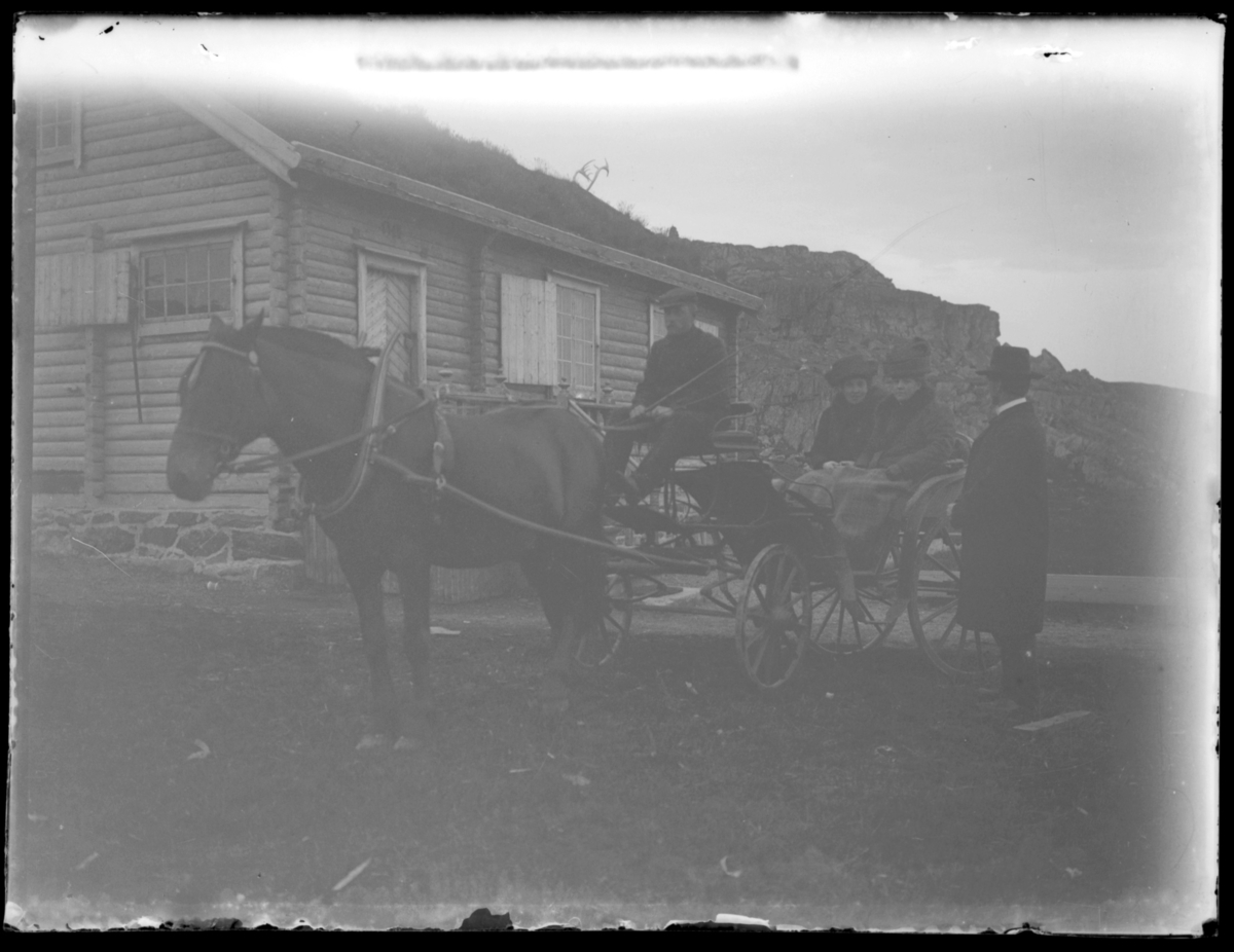 En hestekjerre med to kvinner står utenfor den gamle turnhytta på Skagen