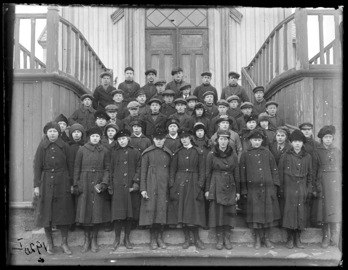 Konfirmanter fotografert på kirketrappa, Vardø 1920