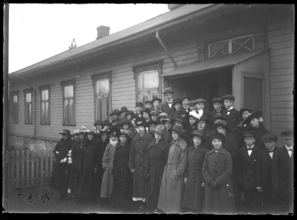 Konfirmanter fotografert på trappa til prestegården, Vardø 1918
