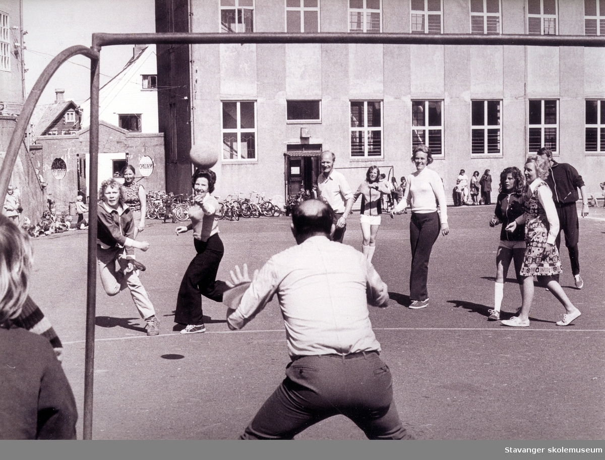 "Skolens dag" på Nylund skole. Håndballkamp mellom elever og foreldre. Elevene scorer seiersmålet. 1960-1970.