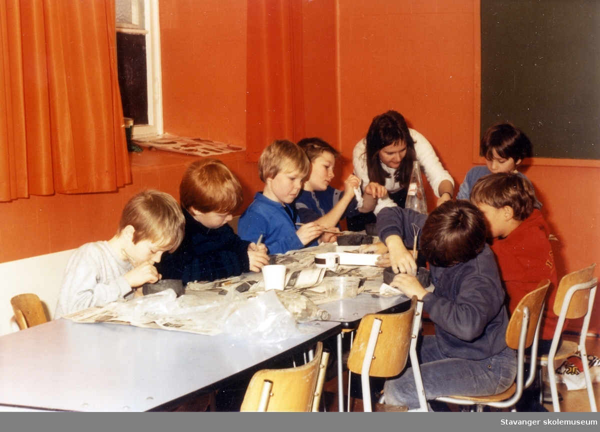 Klassen lager leirearbeider på Nyland skole. 1989.