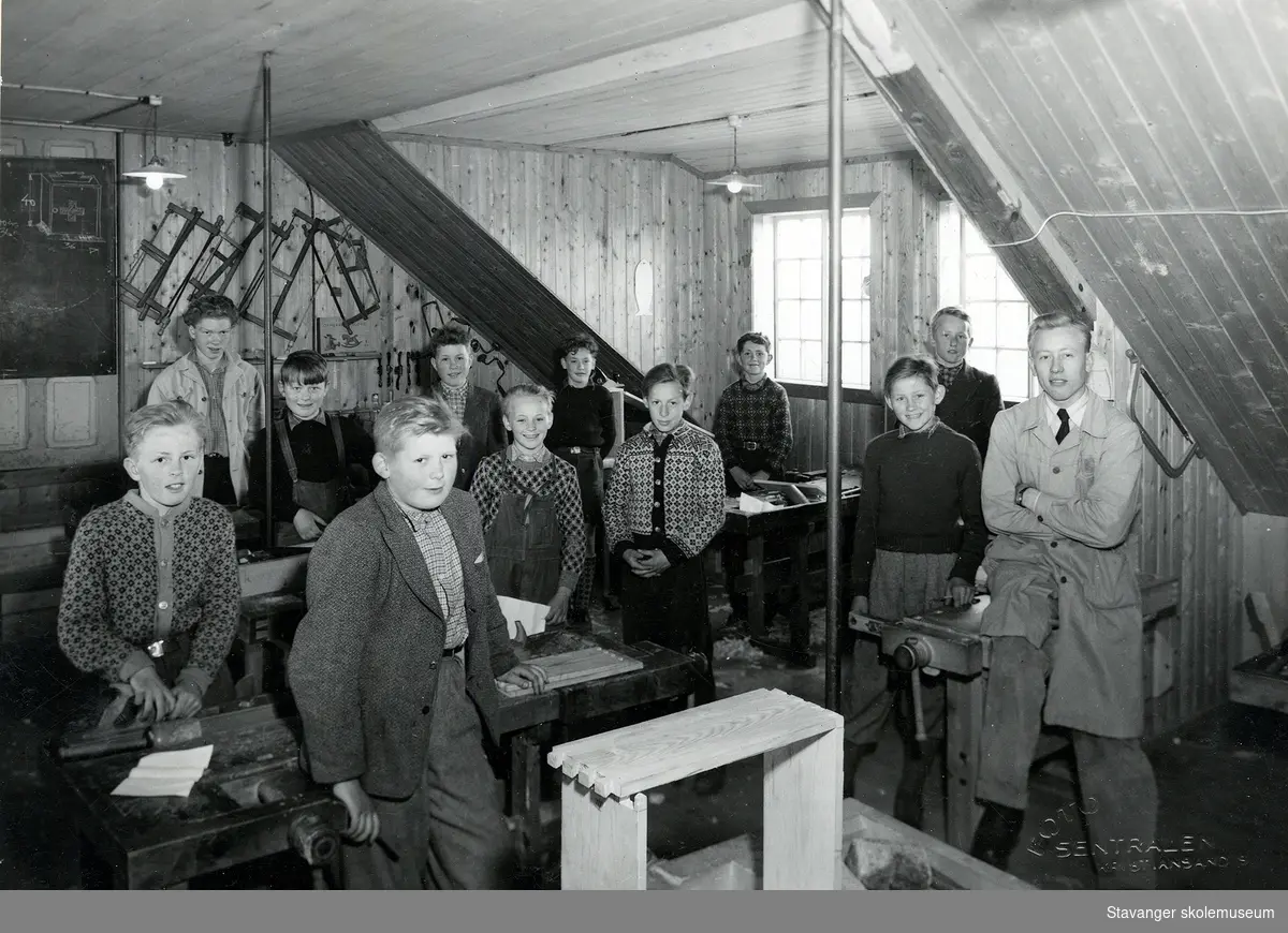Sløyd på loftet i gamle Revheim skole, 1952.