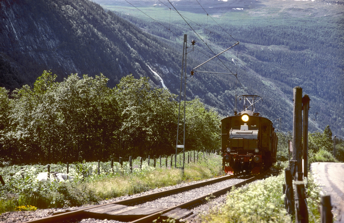 Rjukanbanen. Godstog Rjukan - Mæl med elektrisk lokomotiv RjB 14 (NSB El 1 2001) i Vestfjorddalen.
