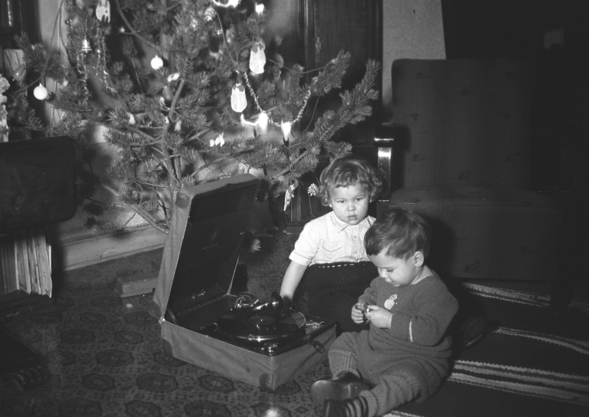 Jul hjemme hos familien Hauge under krigen. Til venstre sitter Øystein Hauge, ved siden av sitter Rolf Hauge.