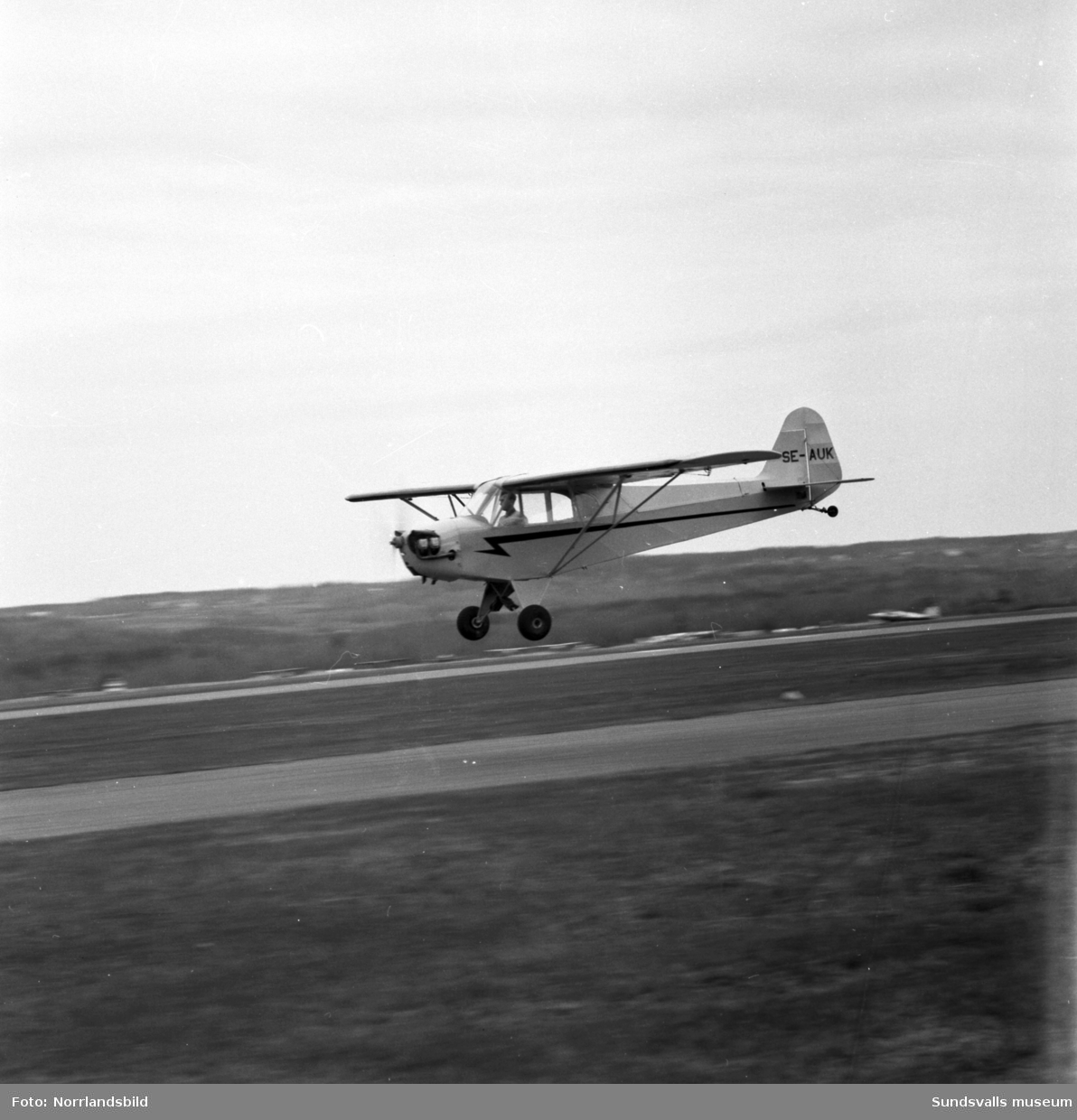 Flygdagen med uppvisningsflyg och fallskärmshoppning på Midlanda 1960 lockade storpublik. På en av bilderna syns det pågående bygget av den nya terminalbyggnaden.