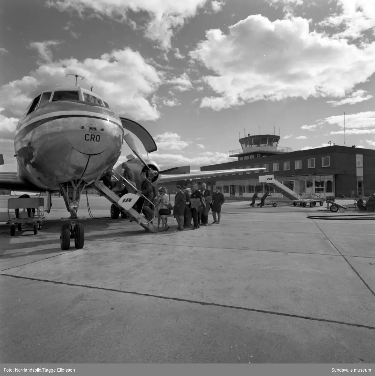 Trafikflygplan vid terminalen på Midlanda flygplats.