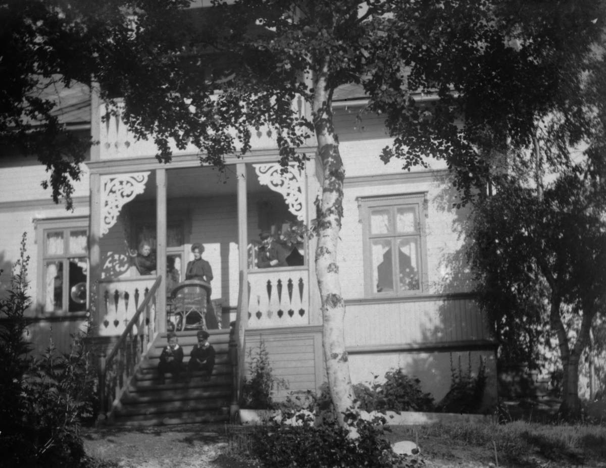 Sommervilla Sorgenfri i Jarfjord. 2. september 1906. To damer og en mann står oppe på trappa. To gutter sitter på trappetrinnene.