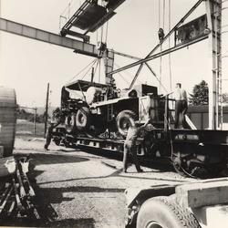 Vannkraftutbygging, anleggsmaskin vert henta på Bø stasjon.