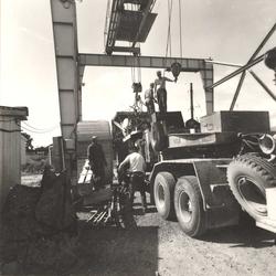 Vannkarftutbygging, anleggsmaskin vert henta på Bø stasjon.