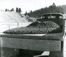 Vannkraftutbygging, lastebil med betong på planet.