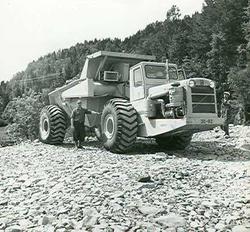 Vannkrafutbygging, anleggsmaskin ute på steintippen.