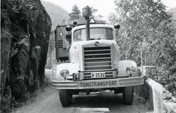 Vannkraftutbygging, frakt av utstyr på smale vegar mellom Da